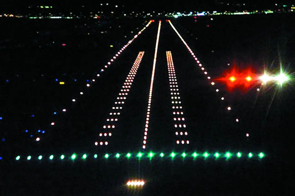 How Airport Taxiway Lights Enhance Pilot Navigation?